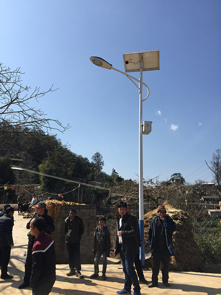 祿勸縣屏山街道背板地村新修建的太陽能路燈。