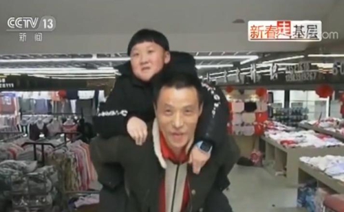 “棒棒”冉光輝:用汗水扛起一個家 “棒棒”冉光輝:用汗水扛起一個家