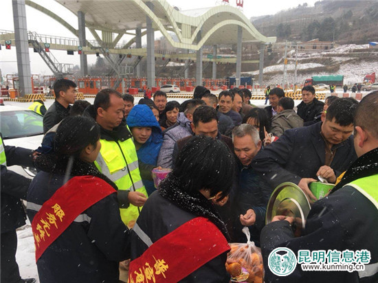 多條高速遭遇冰凍 云南交投全力做好滯留車輛及人員保障工作 多條高速遭遇冰凍 云南交投全力做好滯留車輛及人員保障工作