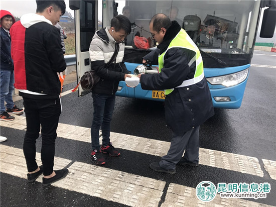 多條高速遭遇冰凍 云南交投全力做好滯留車輛及人員保障工作 多條高速遭遇冰凍 云南交投全力做好滯留車輛及人員保障工作