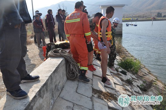 大理賓川兩名女孩跌落水庫 消防官兵緊急救援