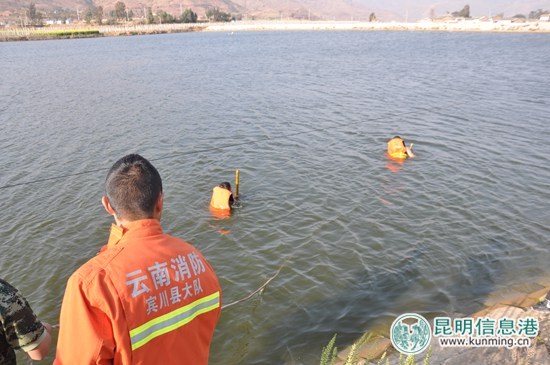 大理賓川兩名女孩跌落水庫 消防官兵緊急救援