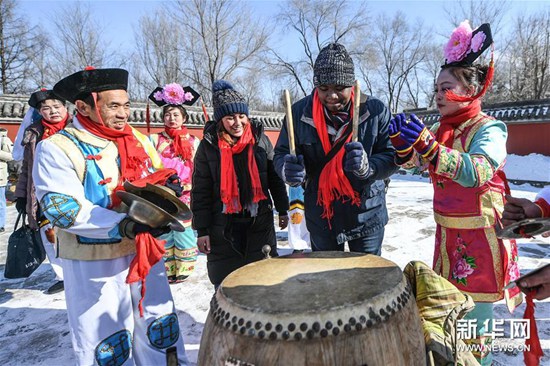 留學(xué)生體驗(yàn)傳統(tǒng)滿族年俗 留學(xué)生體驗(yàn)傳統(tǒng)滿族年俗