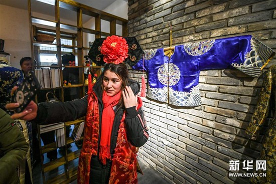 留學(xué)生體驗(yàn)傳統(tǒng)滿族年俗 留學(xué)生體驗(yàn)傳統(tǒng)滿族年俗