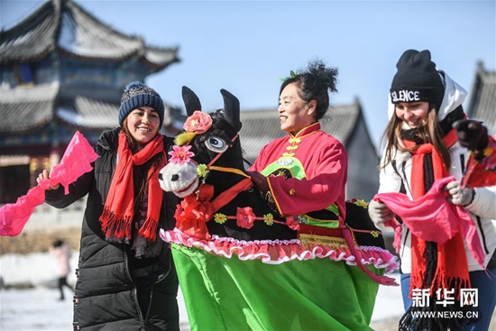 留學(xué)生體驗(yàn)傳統(tǒng)滿族年俗 留學(xué)生體驗(yàn)傳統(tǒng)滿族年俗