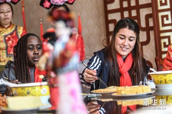 留學(xué)生體驗(yàn)傳統(tǒng)滿族年俗 留學(xué)生體驗(yàn)傳統(tǒng)滿族年俗