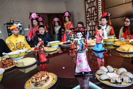 留學(xué)生體驗(yàn)傳統(tǒng)滿族年俗 留學(xué)生體驗(yàn)傳統(tǒng)滿族年俗