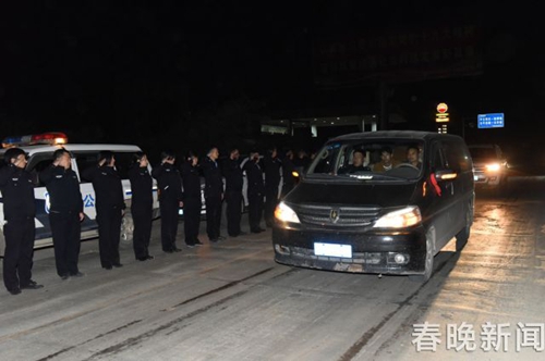 巧家縣民警因公犧牲 警嫂誓言讓人淚目 巧家縣民警因公犧牲 警嫂誓言讓人淚目