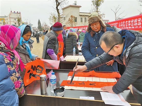 云南省文聯(lián)“紅色文藝輕騎兵”走進尋甸羊街鎮(zhèn)送歡樂