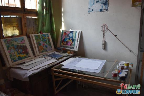 【網(wǎng)絡(luò)媒體走轉(zhuǎn)改】一手鋤頭 一手畫筆 永豐農(nóng)民畫定格鄉(xiāng)村記憶