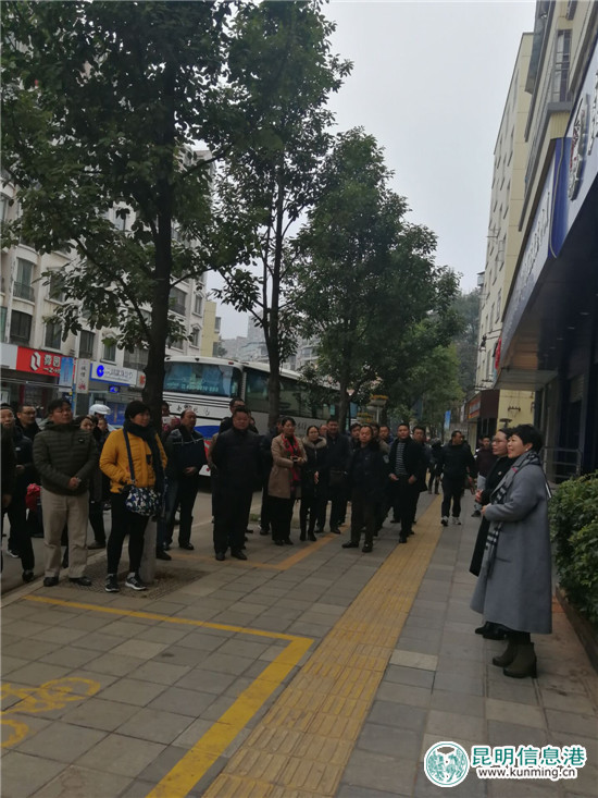 省司法廳組織參會人員現(xiàn)場觀摩五華區(qū)公共法律服務(wù)中心 省司法廳組織參會人員現(xiàn)場觀摩五華區(qū)公共法律服務(wù)中心