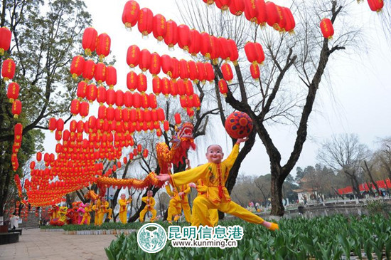 大觀公園內(nèi)布置了喜慶的年味。昆明日?qǐng)?bào)記者楊艷輝/攝