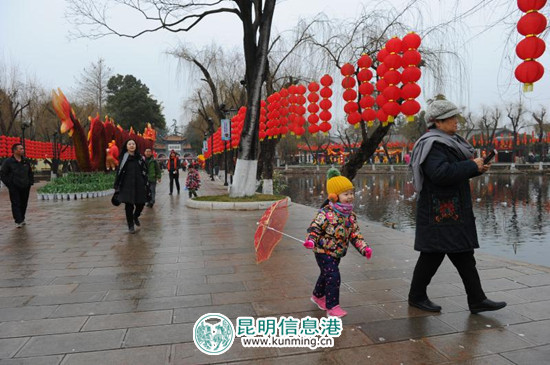 充滿喜慶熱鬧氛圍的大觀公園。昆明日?qǐng)?bào)記者楊艷輝/攝