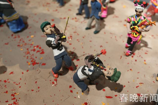 長(zhǎng)達(dá)18米的大型千人面塑 還原云南人古風(fēng)遺俗 長(zhǎng)達(dá)18米的大型千人面塑 還原云南人古風(fēng)遺俗