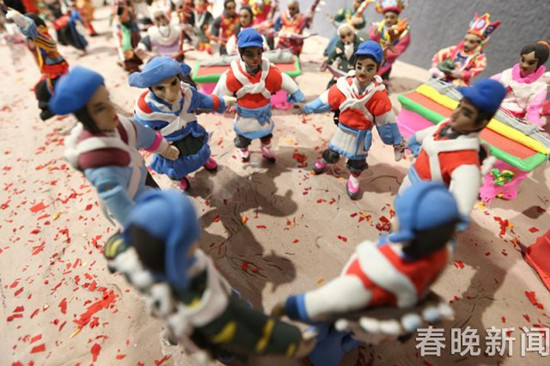 長(zhǎng)達(dá)18米的大型千人面塑 還原云南人古風(fēng)遺俗 長(zhǎng)達(dá)18米的大型千人面塑 還原云南人古風(fēng)遺俗