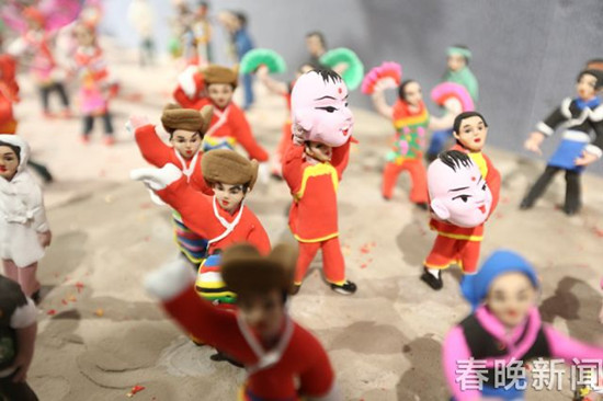 長(zhǎng)達(dá)18米的大型千人面塑 還原云南人古風(fēng)遺俗 長(zhǎng)達(dá)18米的大型千人面塑 還原云南人古風(fēng)遺俗