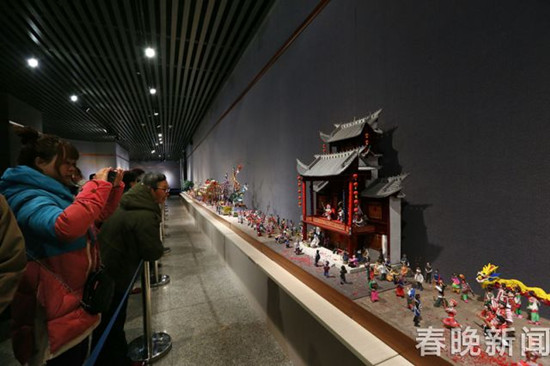 長(zhǎng)達(dá)18米的大型千人面塑 還原云南人古風(fēng)遺俗 長(zhǎng)達(dá)18米的大型千人面塑 還原云南人古風(fēng)遺俗