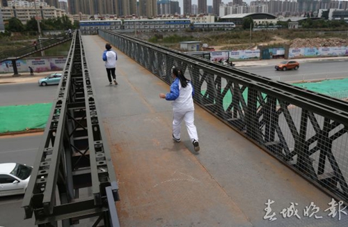 盤龍區(qū)今年將新增3000停車位 建5座天橋 盤龍區(qū)今年將新增3000停車位 建5座天橋