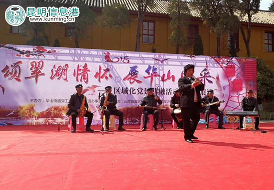 社區(qū)文藝團(tuán)隊(duì)——普樂樂坊為觀眾帶來歌曲《共和國之戀》和《說唱臉譜》。記者林堅(jiān)/攝