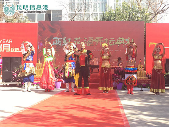 現(xiàn)場(chǎng)的歌舞表演。記者譚石艷/攝