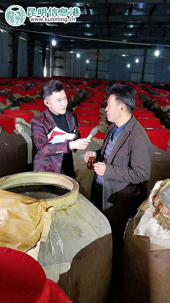 主持人和方會(huì)長(zhǎng)開(kāi)封西紅花酒。供圖