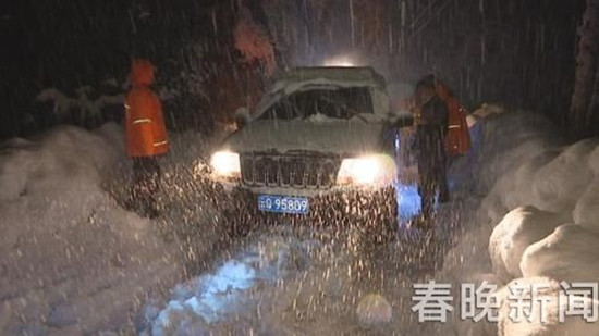 獨龍江公路突降大雪61人受困隧道口 一場13小時的雪地救援 獨龍江公路突降大雪61人受困隧道口 一場13小時的雪地救援