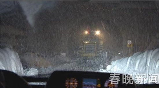 獨龍江公路突降大雪61人受困隧道口 一場13小時的雪地救援 獨龍江公路突降大雪61人受困隧道口 一場13小時的雪地救援