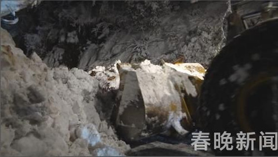 獨龍江公路突降大雪61人受困隧道口 一場13小時的雪地救援 獨龍江公路突降大雪61人受困隧道口 一場13小時的雪地救援