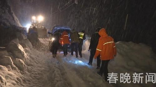 獨龍江公路突降大雪61人受困隧道口 一場13小時的雪地救援 獨龍江公路突降大雪61人受困隧道口 一場13小時的雪地救援