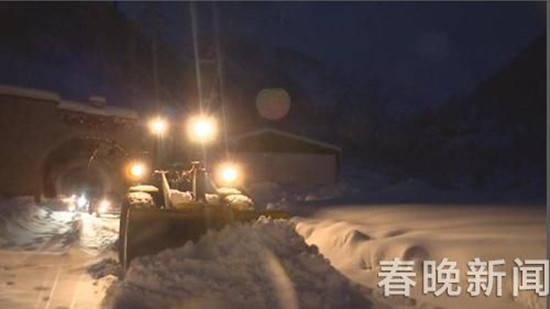獨龍江公路突降大雪61人受困隧道口 一場13小時的雪地救援 獨龍江公路突降大雪61人受困隧道口 一場13小時的雪地救援