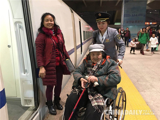 春節(jié)團圓時 “夫妻列車長”卻給女兒留下第19張請假條 春節(jié)團圓時 “夫妻列車長”卻給女兒留下第19張請假條