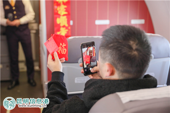 祥鵬航空萬米高空發(fā)福袋 辭舊迎新送祝福