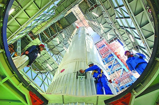 發(fā)射前，技術人員對火箭進行各項功能檢查。史嘯攝/光明圖片