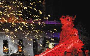 民間藝人在世博園內(nèi)表演“火龍鋼花”。