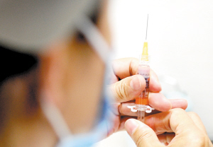 二價(jià)宮頸癌疫苗共注射三劑，約2400元。