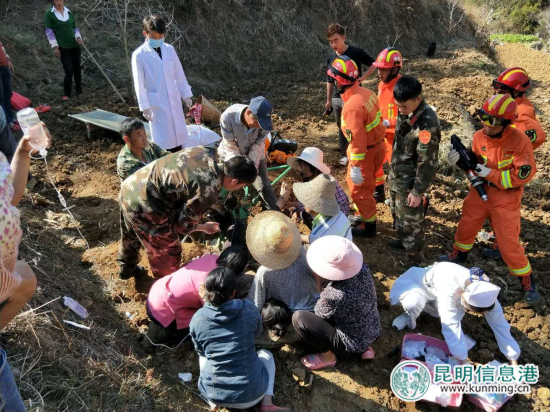 普洱寧洱縣一女子被農(nóng)耕機(jī)卡住雙腿 消防官兵緊急救援