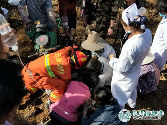 普洱寧洱縣一女子被農(nóng)耕機(jī)卡住雙腿 消防官兵緊急救援
