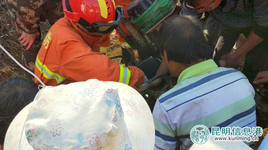 普洱寧洱縣一女子被農(nóng)耕機(jī)卡住雙腿 消防官兵緊急救援