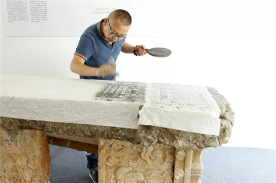 傳拓留影金石為開 這個男人讓中國最古老的印刷術(shù)在彩云之南“活”起來