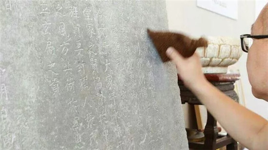 傳拓留影金石為開 這個男人讓中國最古老的印刷術(shù)在彩云之南“活”起來