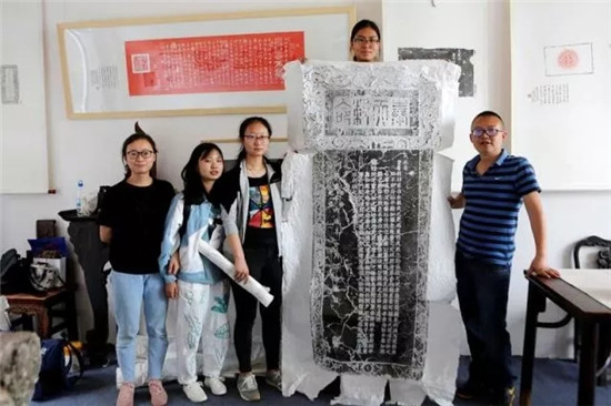 傳拓留影金石為開 這個男人讓中國最古老的印刷術(shù)在彩云之南“活”起來