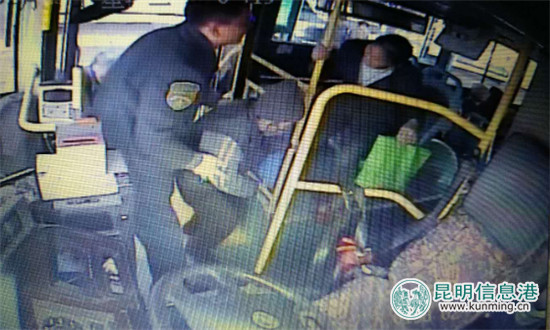 昆明233路公交司機(jī)幫扶老人上下車 獲乘客稱贊