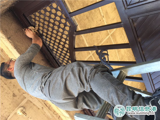 擦門頭，貼春聯(lián)