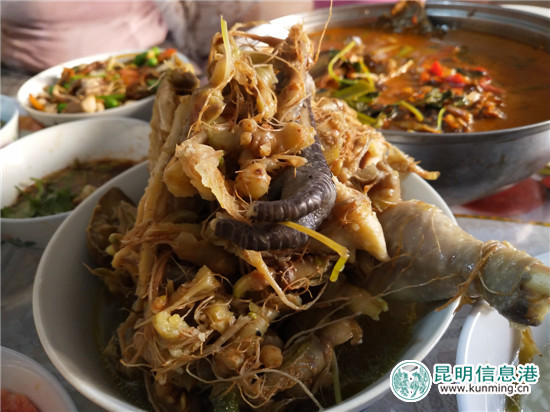 三七煮雞 三七煮雞