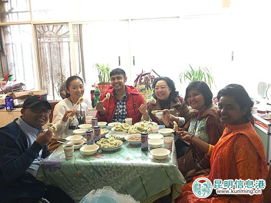 麥杜和柯南在老師家享受美味餃子宴。供圖