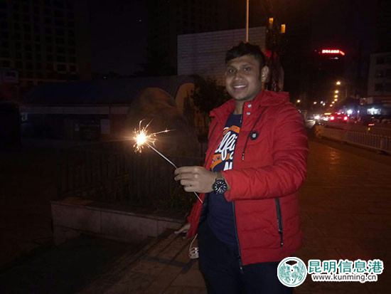 麥杜在晚上燃放禮花。供圖