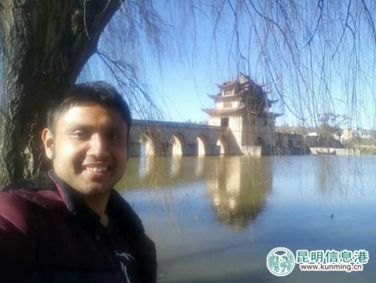 麥杜在雙龍橋欣賞美景。供圖