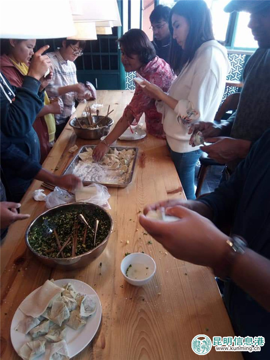大家在建水的青年旅社一起包餃子。供圖