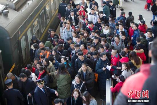 2月24日正月初九，鐵路客流持續(xù)保持高位運行，預(yù)計發(fā)送旅客1150萬人次，增開旅客列車1024列。山西太原，民眾排隊乘車準備出行。張云 攝