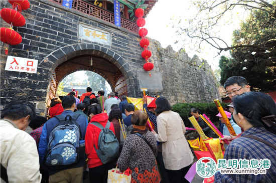 到金殿趕廟會的游客絡繹不絕 昆明日報記者楊艷輝攝